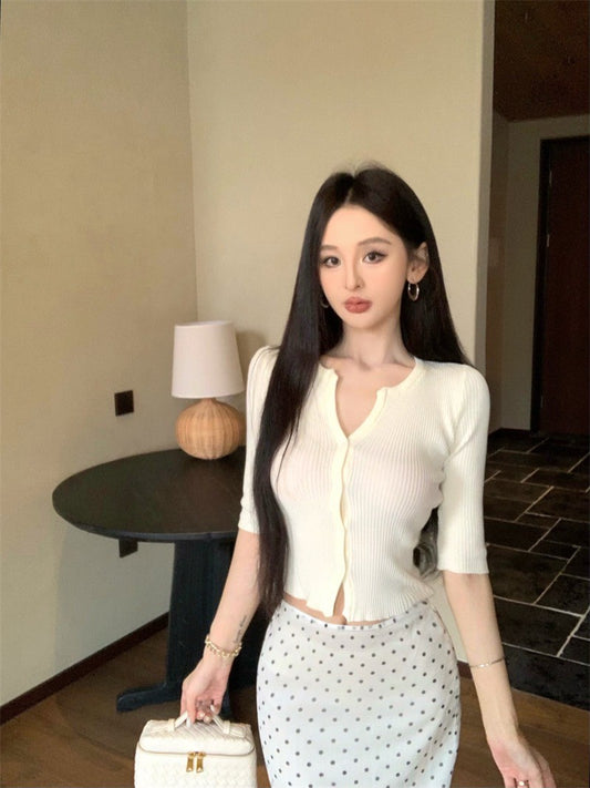 Jun. 鄰家乖乖女 顯瘦鈕扣針織上衣 米白/灰 復古波點中長半身裙 白