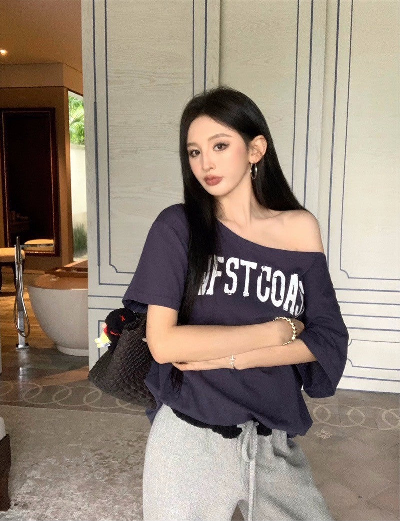 Apr. 慵懶美式一字領字母上衣 藏藍