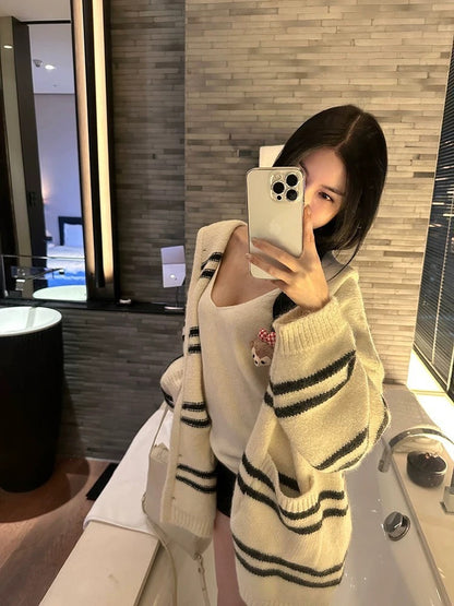 25Oct. 慵懶空氣羊毛條紋針織連帽外套 白