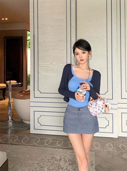 Apr. 通勤俏皮女孩 簡約短版開衫 藍色U領背心 格紋半身裙