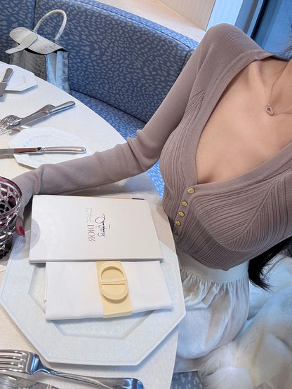 26Jan. 摯愛小巴氣質金釦V領修身針織上衣 紫/白/黑