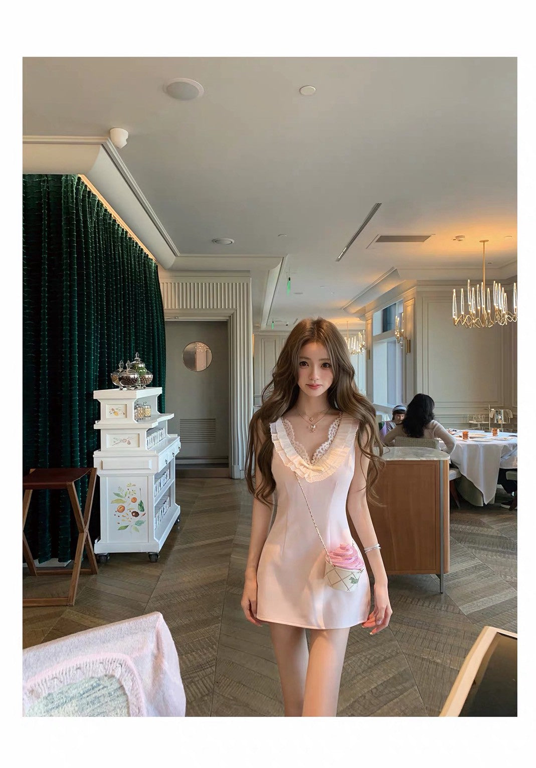 26May. 韓女idol 皺摺V領蕾絲收腰連身裙 櫻花粉/杏仁白