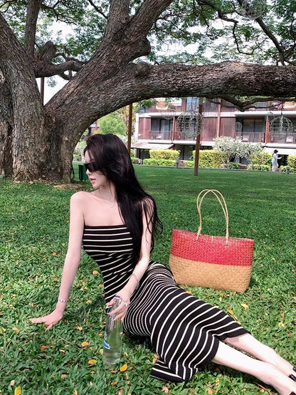Apr. 雕塑美學 氣質撞色條紋抹胸針織開叉連身裙 黑底
