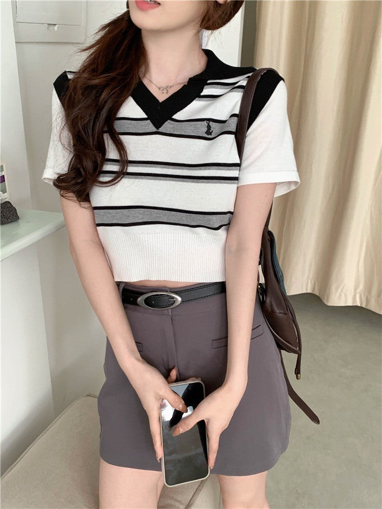 Aug. 可愛刺繡V領修身領口黑白條紋修身針織上衣