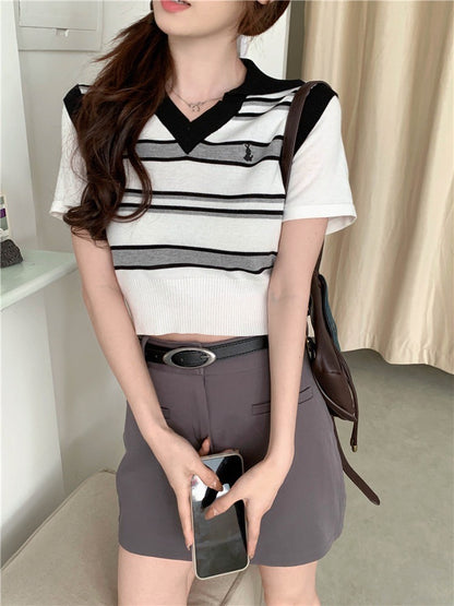 Aug. 可愛刺繡V領修身領口黑白條紋修身針織上衣