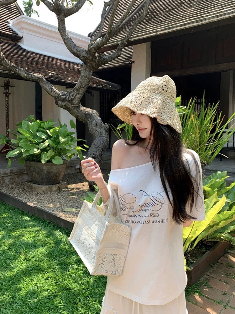 May. 休閒簡約斜肩字母棉T 白/黑