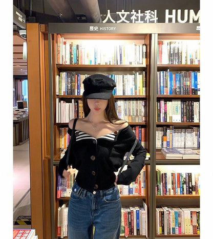 26Jan. 黑白協奏復古撞色V排扣針織上衣