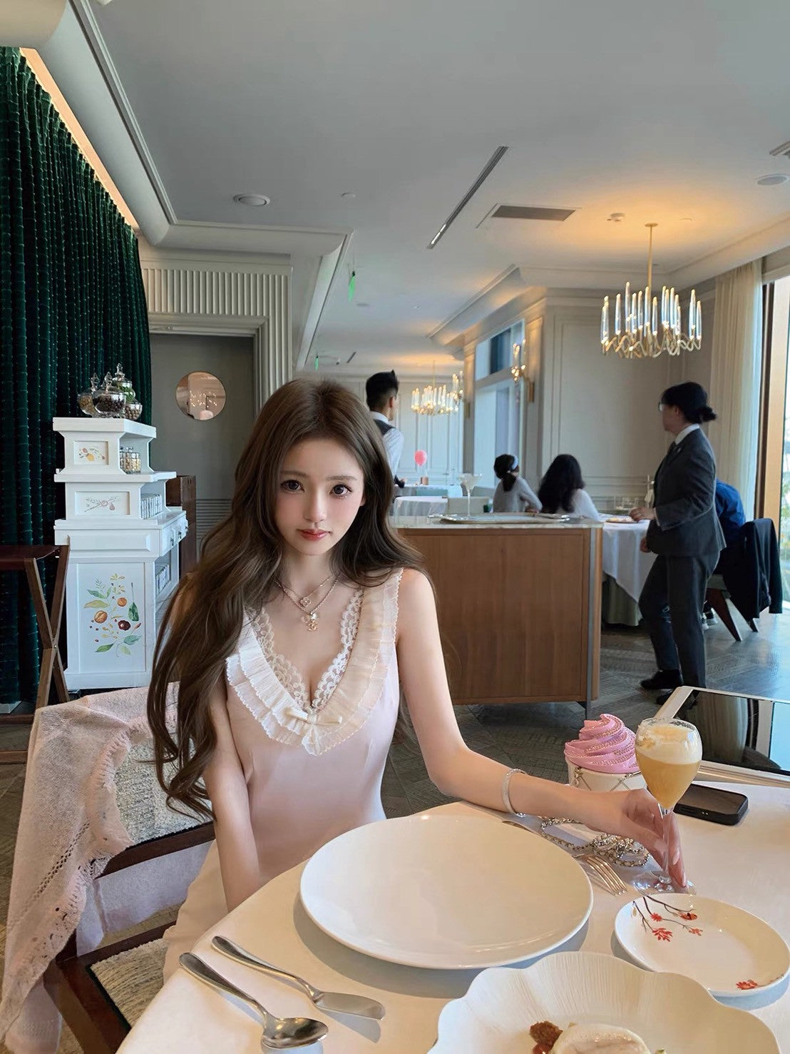 26May. 韓女idol 皺摺V領蕾絲收腰連身裙 櫻花粉/杏仁白