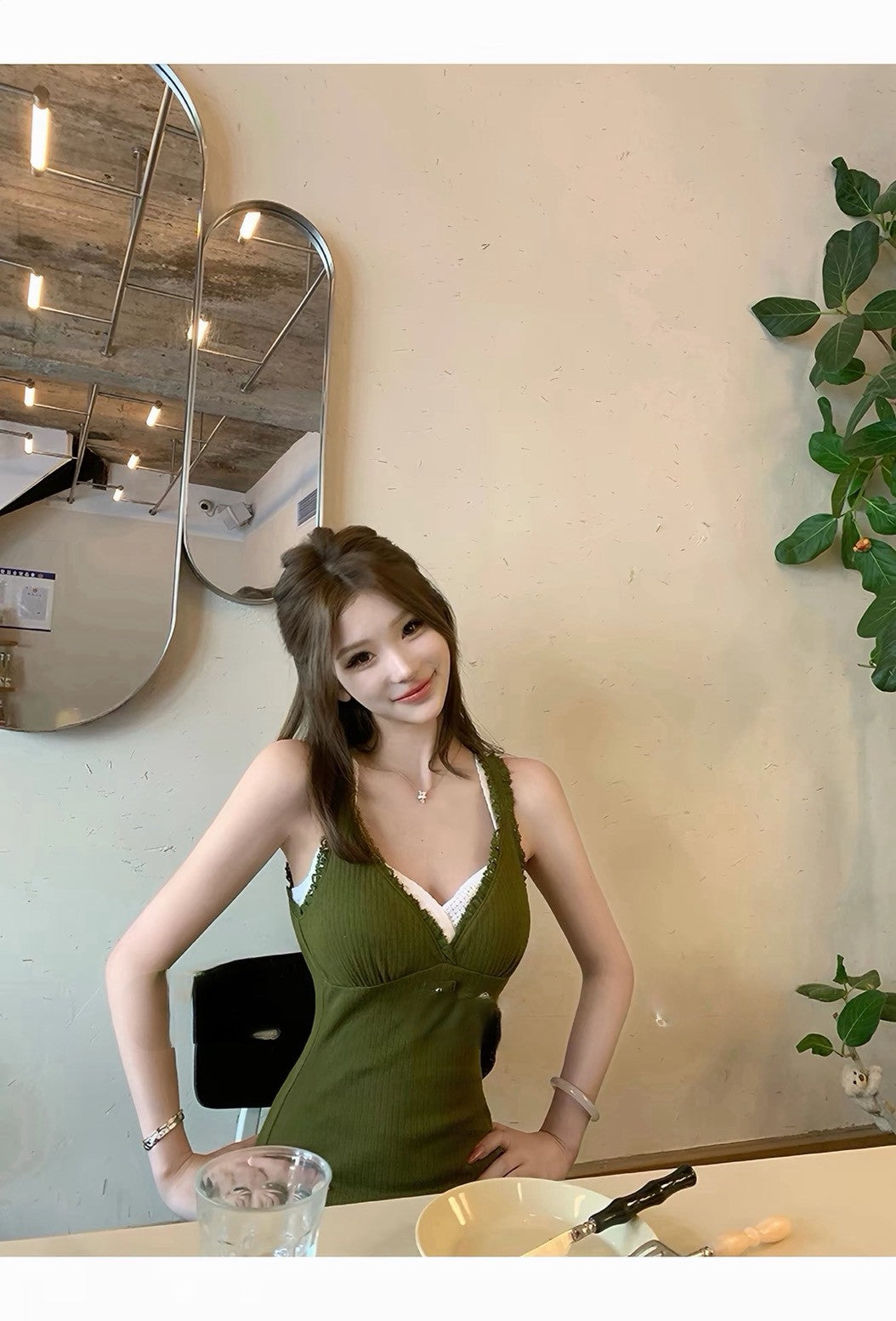 26Jun. 氣質教科書豎坑V領修身花邊棉裙/背心 橄欖綠