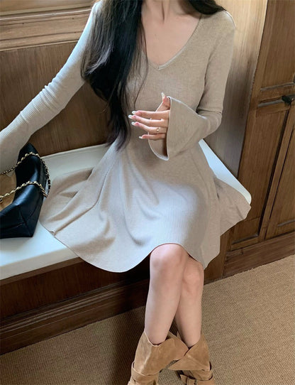 25Dec. 冬日氛圍基礎百搭針織收腰花瓣裙2色 大女主翻領外套 短版系列