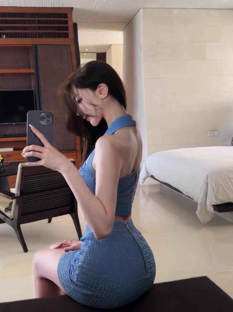 May. 小巴經典版型 立體壓印脖扣式針織背心 半身裙套裝 藍