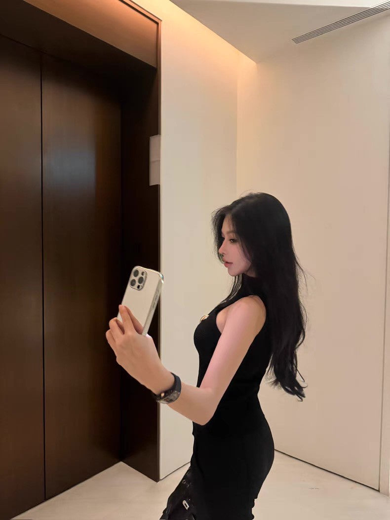 May. 千金即視感 貴氣高奢小巴扭結縷空針織背心 黑