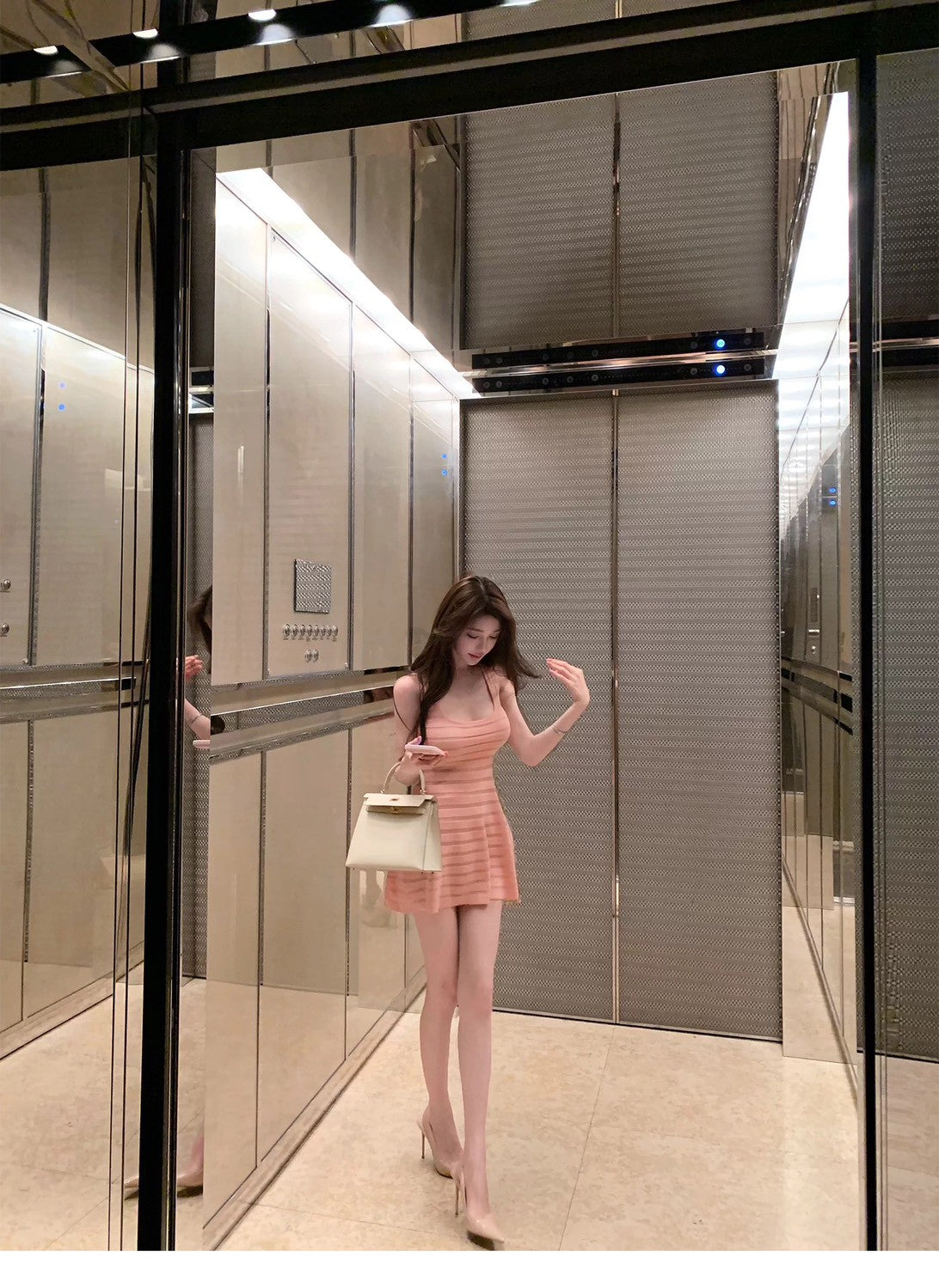 26Jun. 蜜桃軟紗條紋縷空性感花瓣針織裙 杏粉
