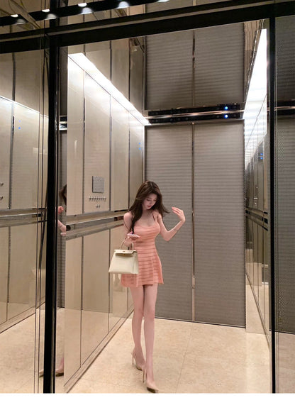 26Jun. 蜜桃軟紗條紋縷空性感花瓣針織裙 杏粉