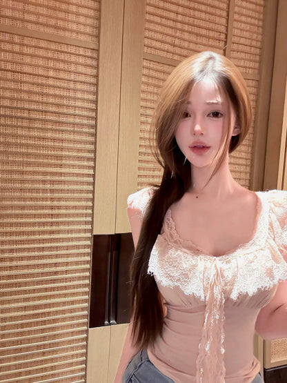 26May. 溫婉蕾絲大U荷葉領彈力上衣 卡其