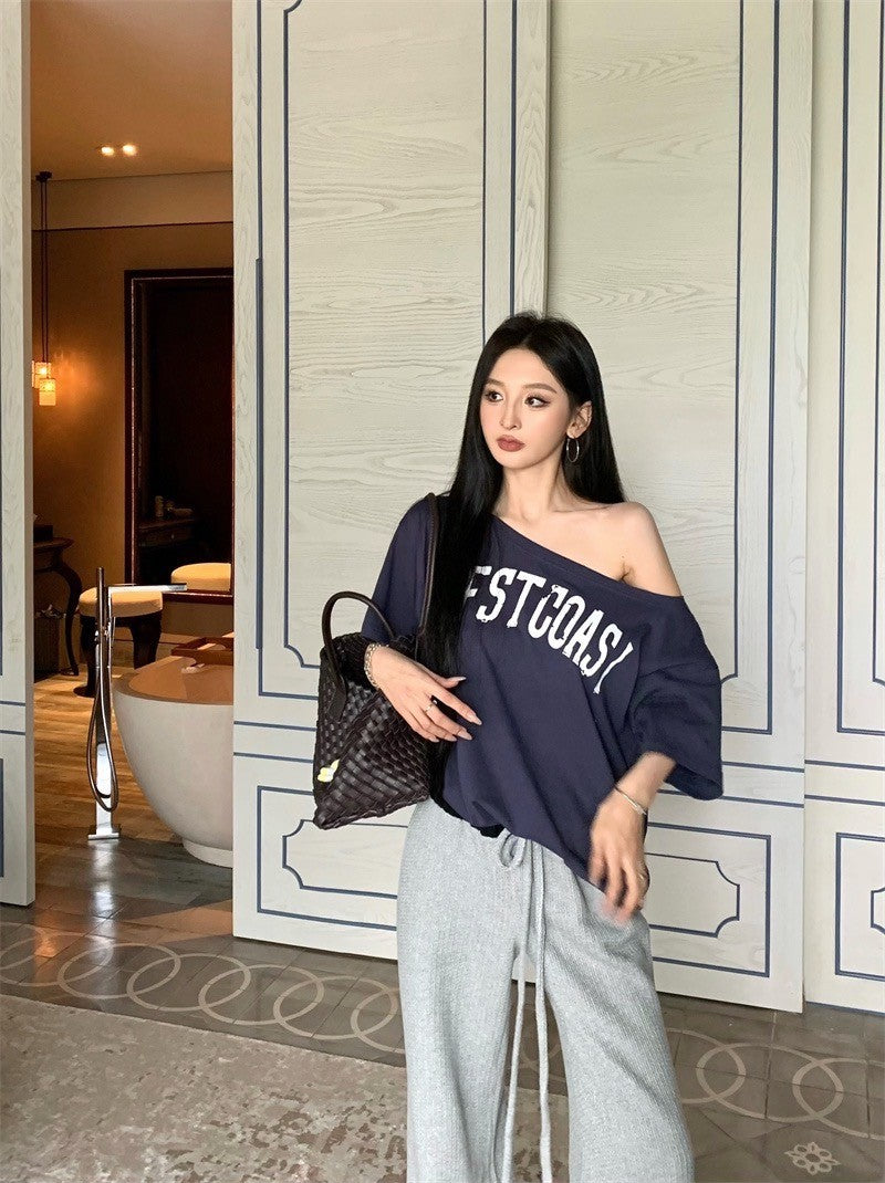 Apr. 慵懶美式一字領字母上衣 藏藍