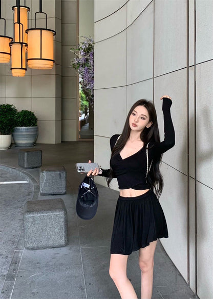 25Jul. 穿出鬆弛感 短款V領上衣 垂垂半身短裙 黑