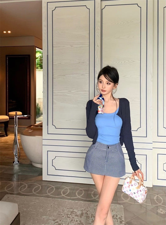 Apr. 通勤俏皮女孩 簡約短版開衫 藍色U領背心 格紋半身裙