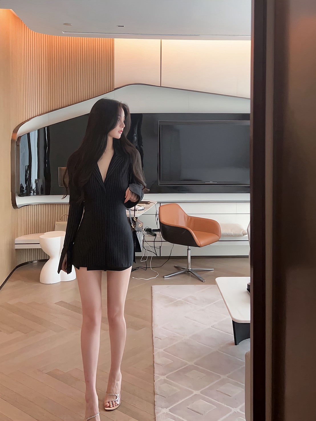 Oct. 職業通勤 俐落剪裁V領收腰條紋連身裙