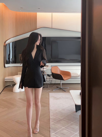 Oct. 職業通勤 俐落剪裁V領收腰條紋連身裙