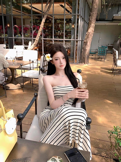 Apr. 雕塑美學 氣質撞色條紋抹胸針織開叉連身裙 白底