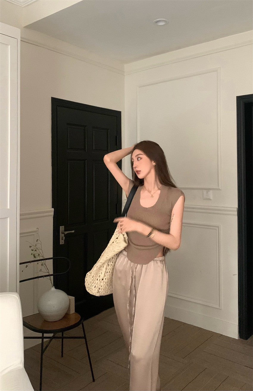 May. 居家舒適穿 U領針織修身上衣 緞面高腰休閒褲 卡其