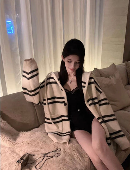 25Oct. 慵懶空氣羊毛條紋針織連帽外套 白