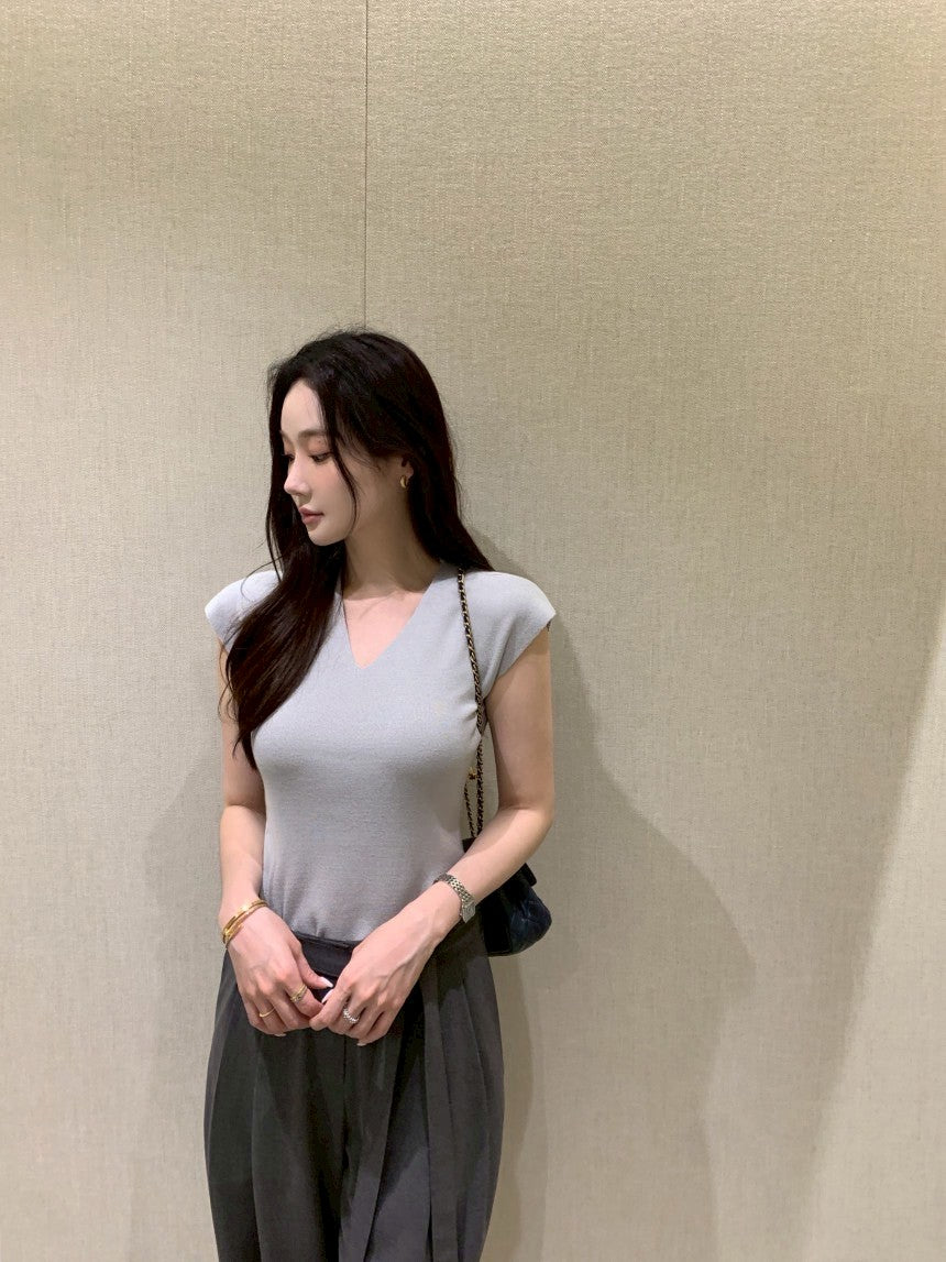 25Aug. 無修邊落肩V領針織上衣 淺藍