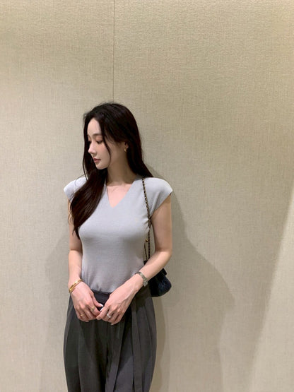 25Aug. 無修邊落肩V領針織上衣 淺藍