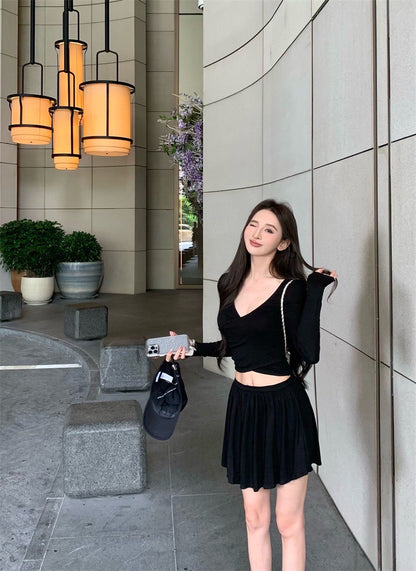 25Jul. 穿出鬆弛感 短款V領上衣 垂垂半身短裙 黑