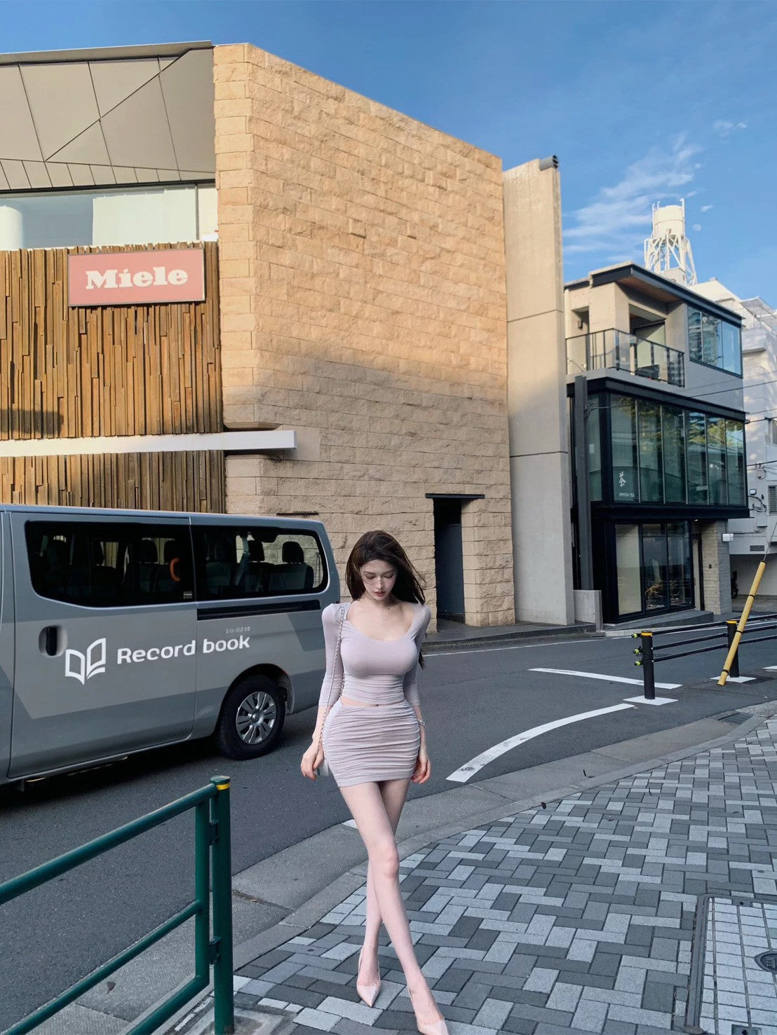 26Jun. 韓女好身材柔軟大U領褶皺套裝 灰