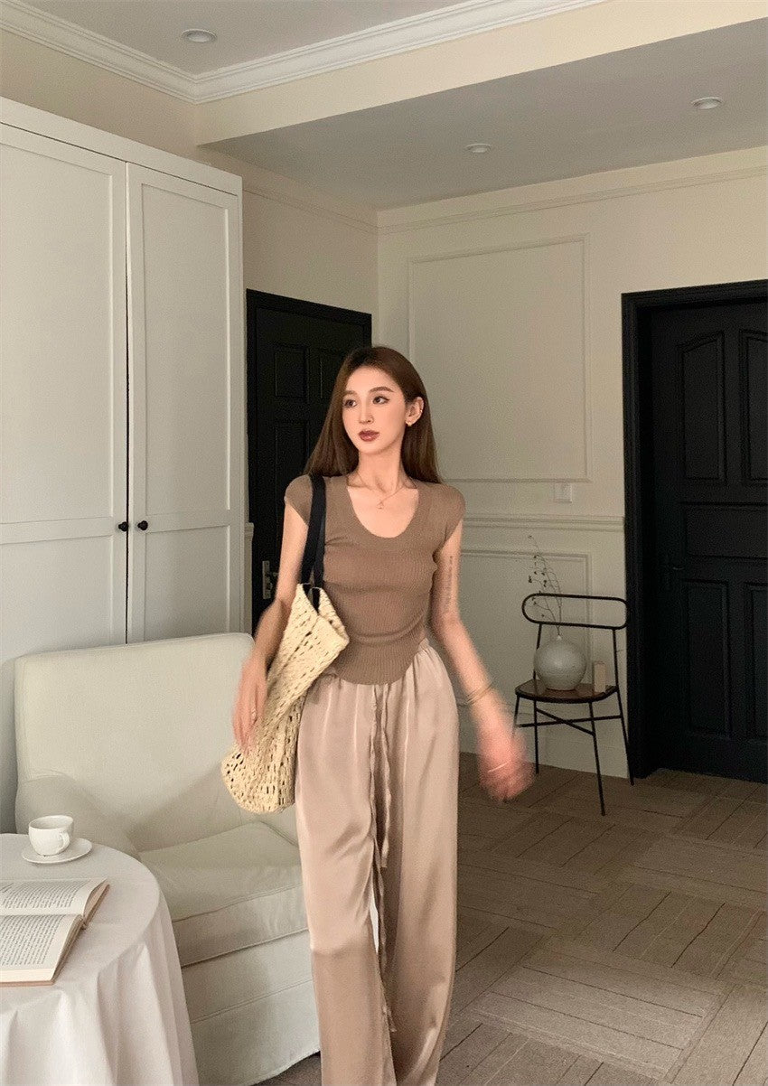 May. 居家舒適穿 U領針織修身上衣 緞面高腰休閒褲 卡其