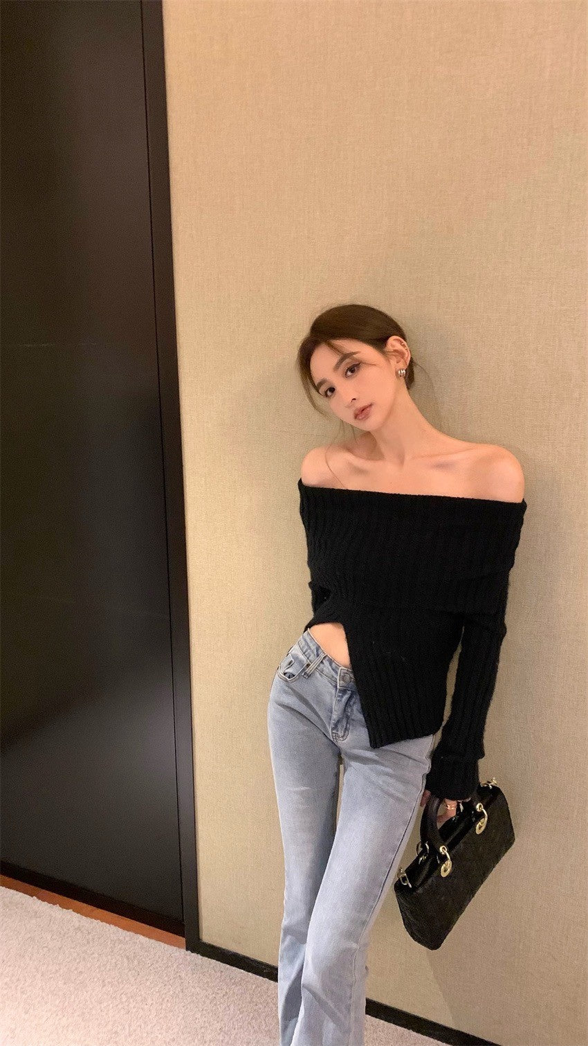 Feb. Candysofa 軟糯一字直坑紋開叉針織上衣  黑/白