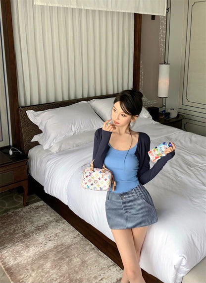 Apr. 通勤俏皮女孩 簡約短版開衫 藍色U領背心 格紋半身裙