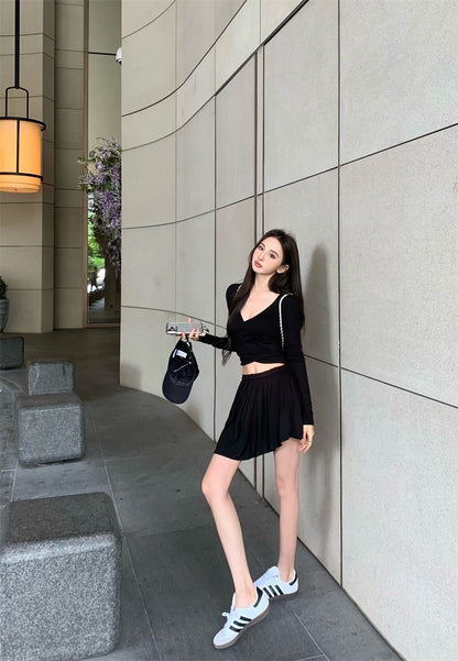 25Jul. 穿出鬆弛感 短款V領上衣 垂垂半身短裙 黑