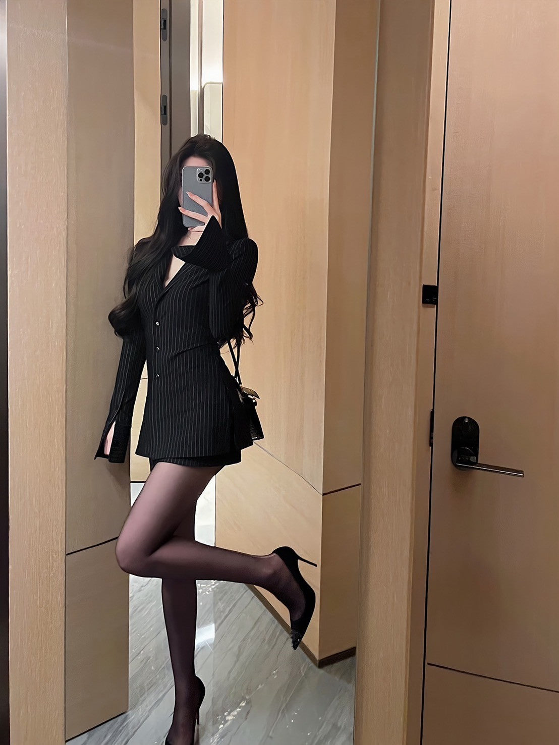 Oct. 職業通勤 俐落剪裁V領收腰條紋連身裙