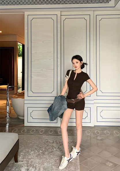 Jun. 時髦復古精 排扣彈力連體褲  咖