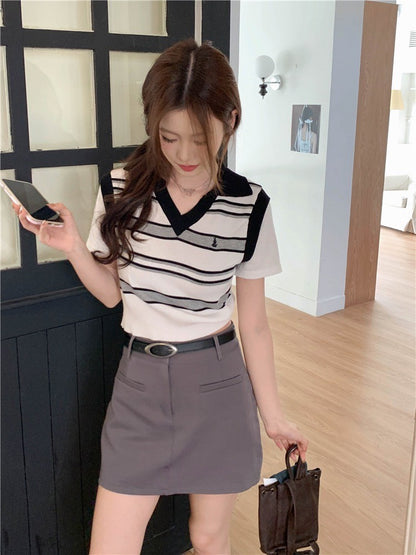 Aug. 可愛刺繡V領修身領口黑白條紋修身針織上衣