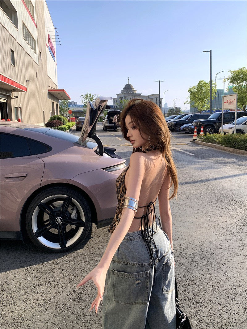 Jun. 曼谷city辣妹花紋亮片露背上衣 不規則刷破闊腿牛仔褲