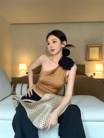 Jun. 金屋藏花復古單肩立體配飾背心