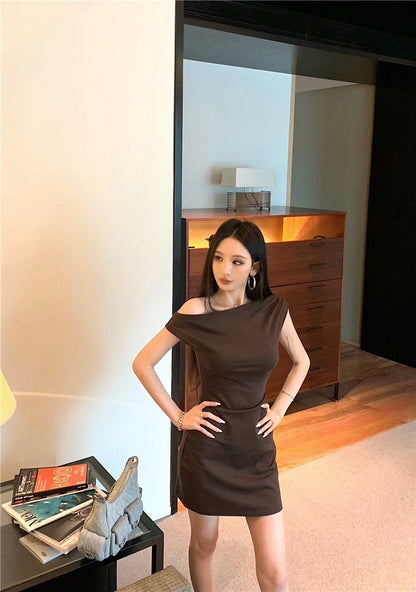 25Jul. 基礎收腰一字領咖色連身裙