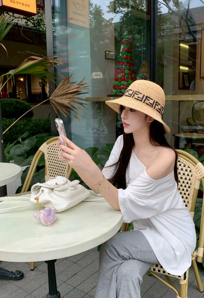 May. 休閒簡約斜肩字母棉T 白/黑