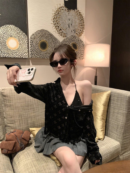 Aug. 神秘腔調 縷空十字架設計 絲絨感襯衫 黑色