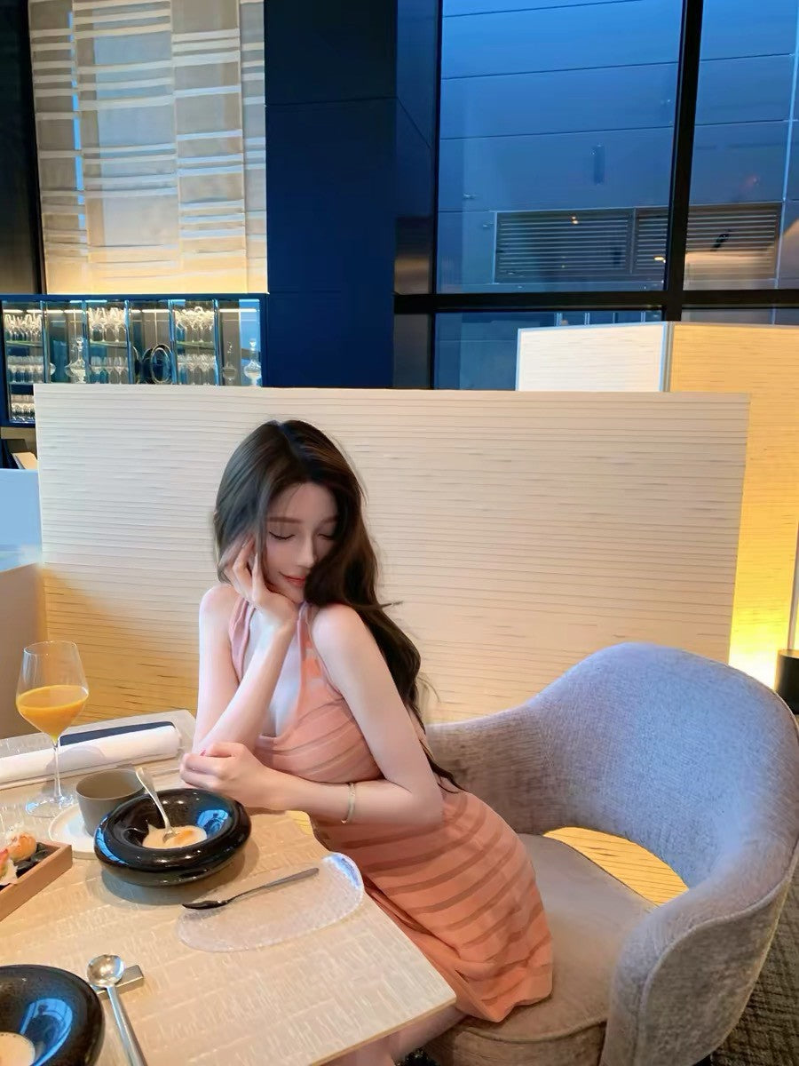 26Jun. 蜜桃軟紗條紋縷空性感花瓣針織裙 杏粉
