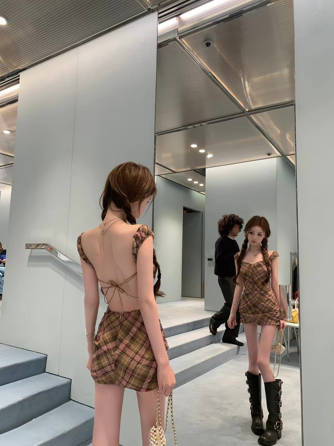26May. 「栗子」美式復古格紋方領美背連身裙 焦糖莓果