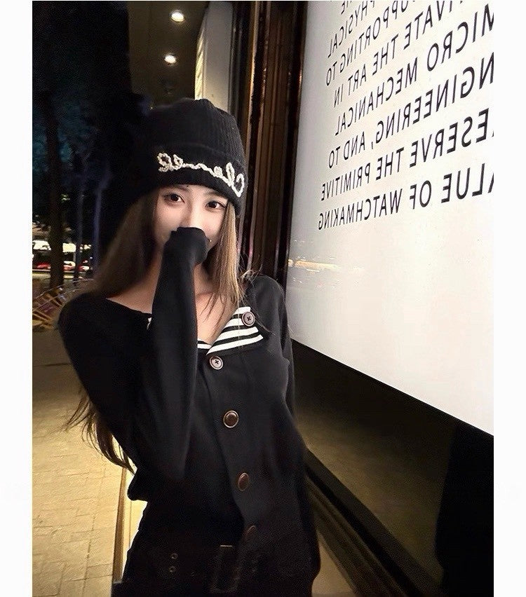 26Jan. 黑白協奏復古撞色V排扣針織上衣
