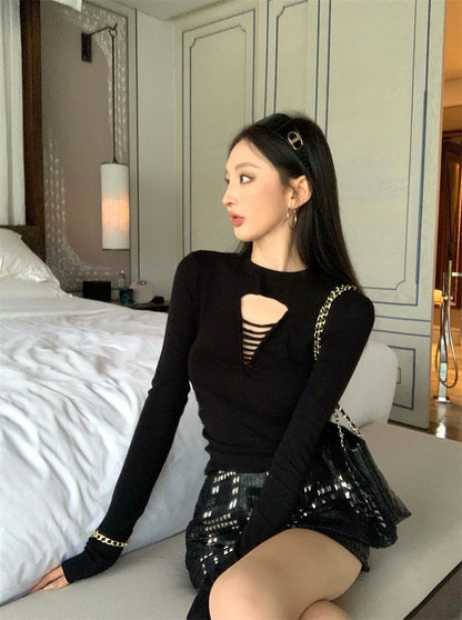 Jun. 辣妹特務 低V縷空設計長袖上衣 黑