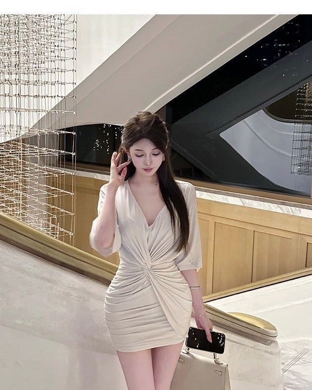 Mar. 氣質佳人 韓女V領扭結收腰壓褶連衣裙