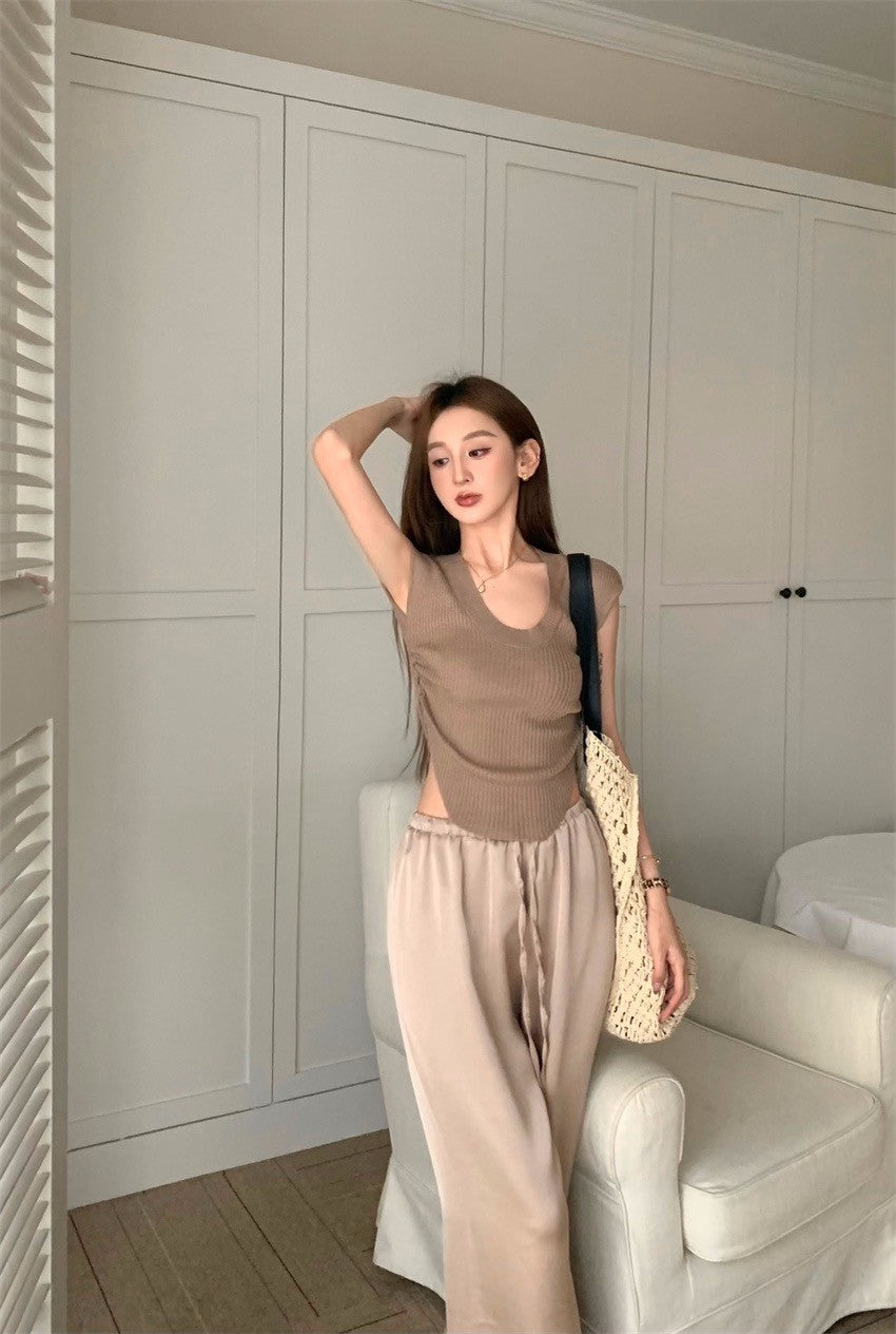May. 居家舒適穿 U領針織修身上衣 緞面高腰休閒褲 卡其