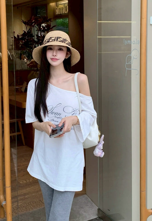 May. 休閒簡約斜肩字母棉T 白/黑